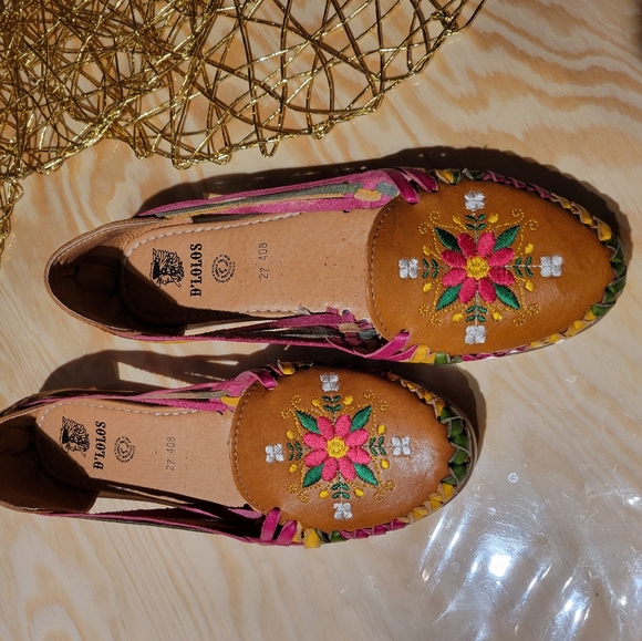 D'Lolos Mexican Huaraches - Picture 4 of 4